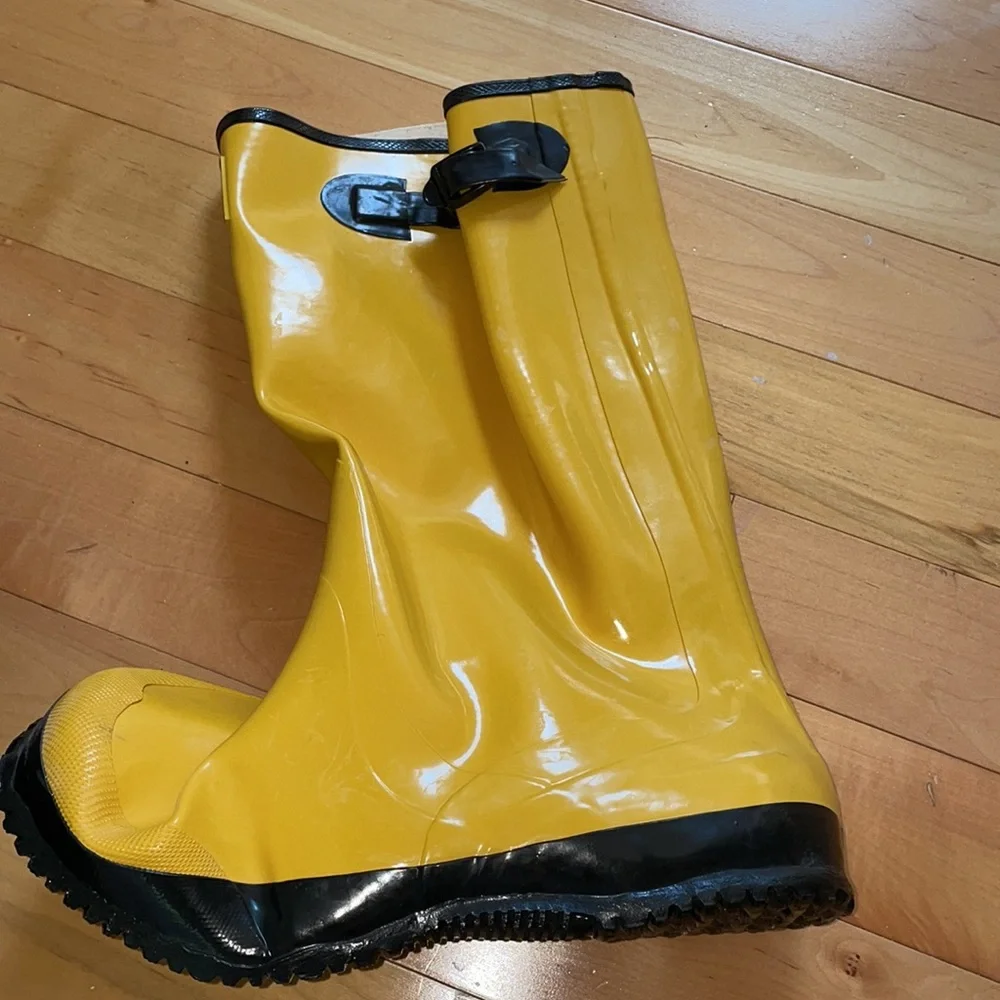 18” Yellow rubber overboot New 11